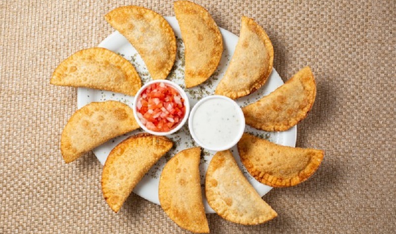 Conheça a origem da “comida de boteco” e aprenda a fazer um delicioso Pastel de Costela Paraense