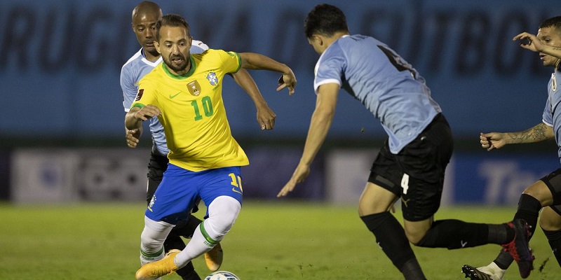 Seleção enfrenta Uruguai buscando virtual classificação para Copa