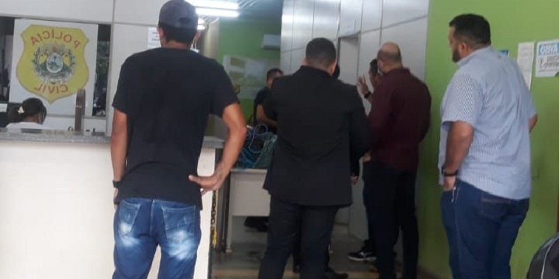 Sargento acusado de atirar em estudante se apresenta na delegacia