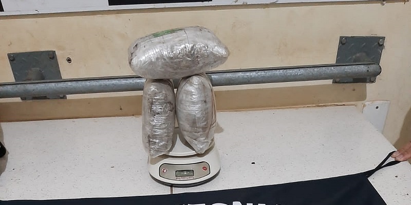 Estrangeiro e brasileira são presos com 3,6 kg de drogas na Comara