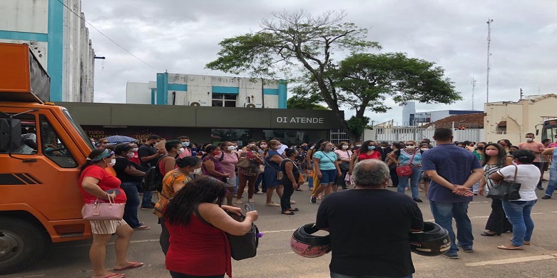 Profissionais da educação protestam por abono salarial em frente à Casa Civil