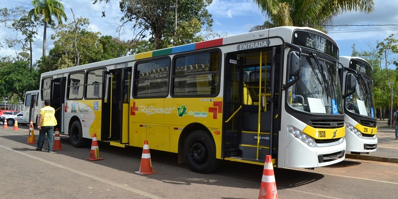 Dez ônibus ficam parados por falta de combustível em Rio Branco