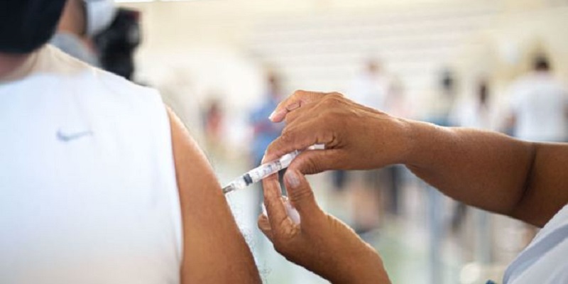 Governo proíbe adoção de cartão de vacinação pelas empresas