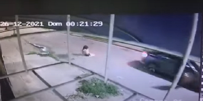 Homem é acusado de arremessar namorada de carro em movimento