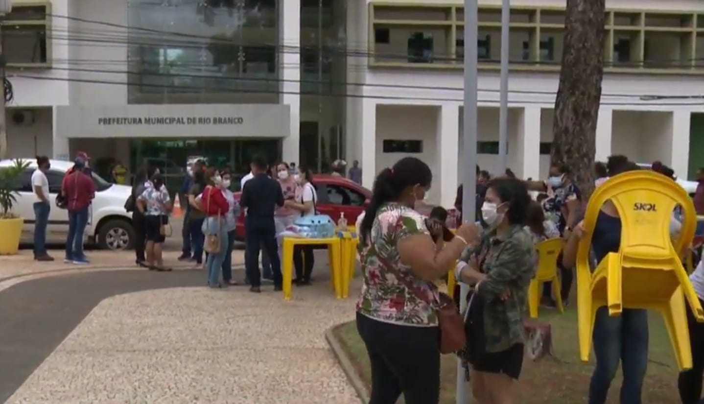 Profissionais da educação protestam em frente à Prefeitura