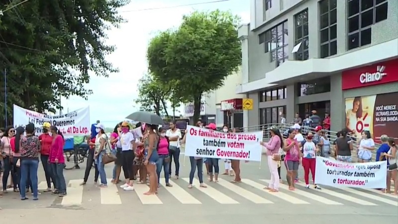 Familiares de presos fecham cruzamento no Centro de Rio Branco
