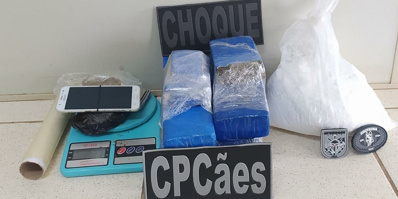Homem foge e polícia apreende 6 kg de maconha e cocaína em Rio Branco