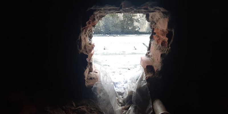 No interior, detentos tentam fugir de presídio após fazer buraco na cela