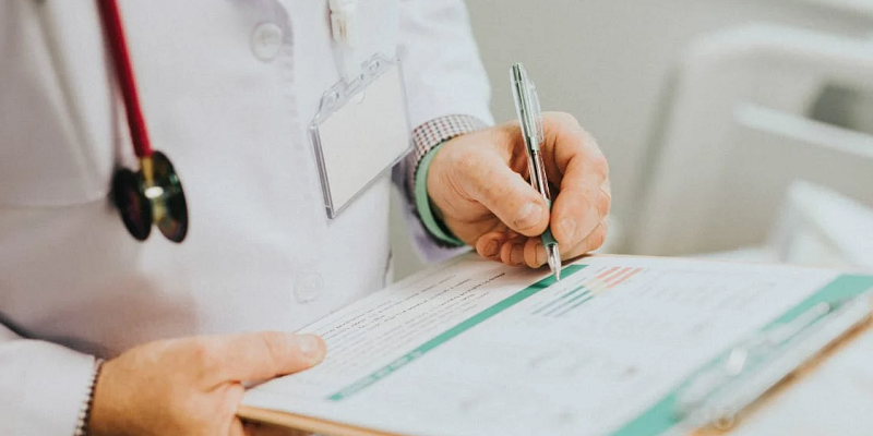 Homem apresenta diploma falso de medicina para tentar registro no CRM-AC