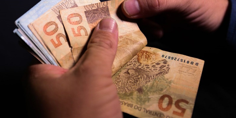 Salário mínimo passa a ser de R$ 1.212 a partir deste sábado