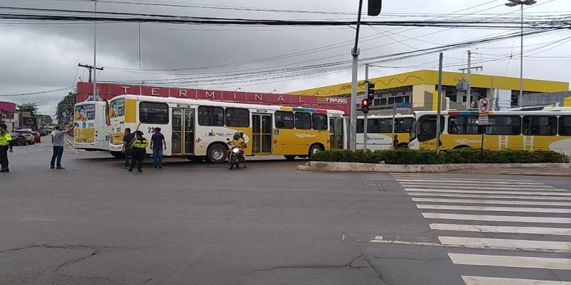Motoristas de transporte coletivo paralisam atividades e fecham Terminal Urbano