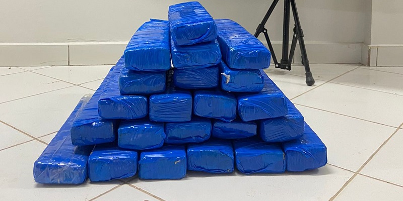 Em Rio Branco, homem é preso com 25 kg de drogas escondidos em mala