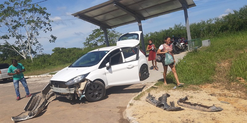 Mais três carros caem dentro do rio Juruá após tentar sair de balsa