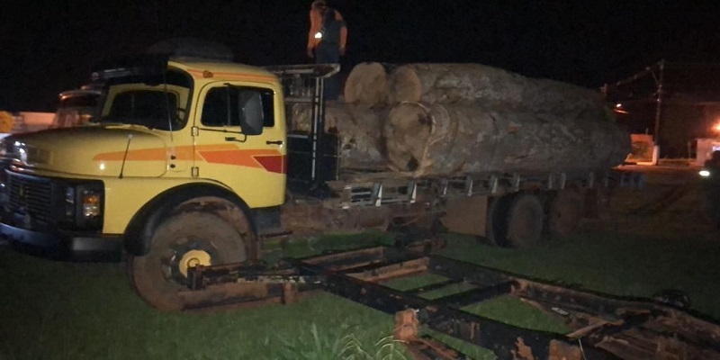 Homens são presos transportando 27 m cúbicos de madeira ilegal