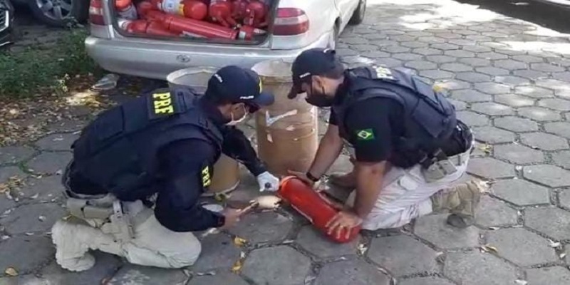 Homens são presos com 26 kg de cocaína em extintores de incêndio
