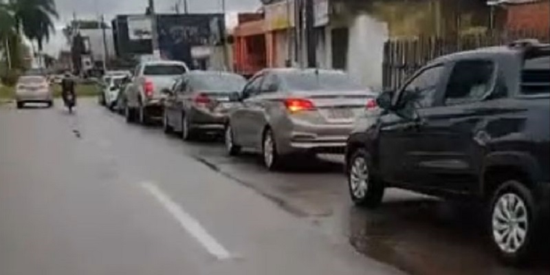 Primeiro dia de testagem em drive-thru registra fila quilométrica em Rio Branco
