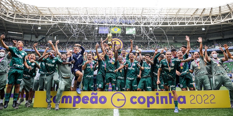 Palmeiras goleia o Santos no Allianz e conquista a Copinha pela primeira vez