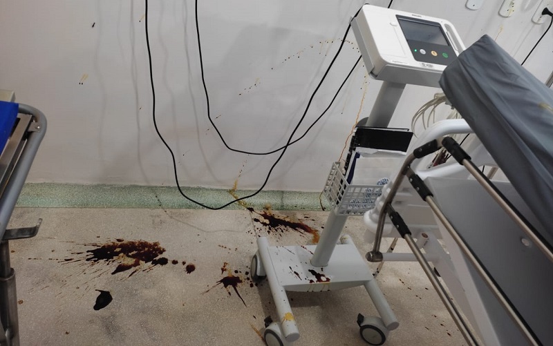 Homem que buscava atendimento quebra equipamentos de hospital