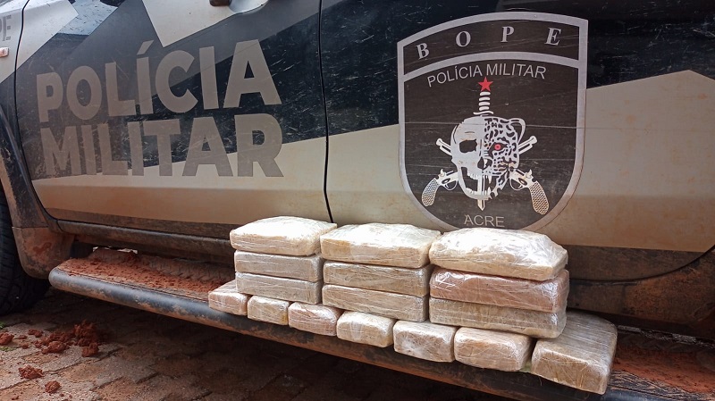 Duas pessoas são presas com 16 kg de cocaína em táxi no Acre