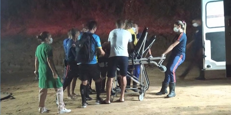 No interior, pacientes são transportados em macas por meio de pequenas balsas