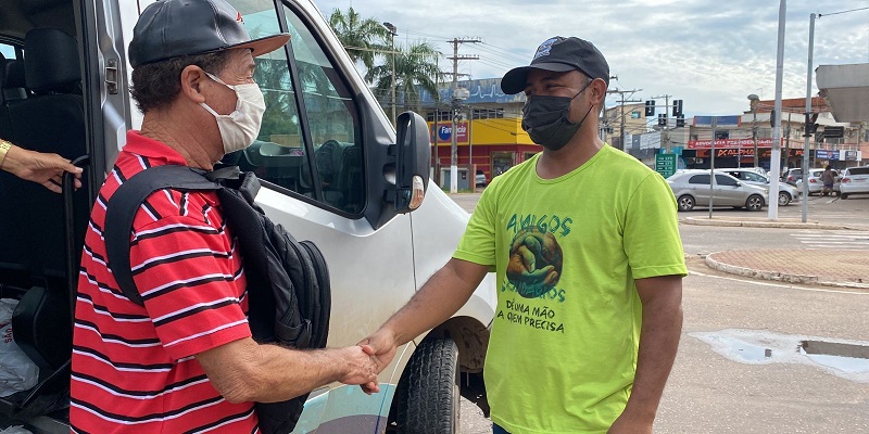 Sem ônibus: van busca pessoas em paradas de graça em Rio Branco
