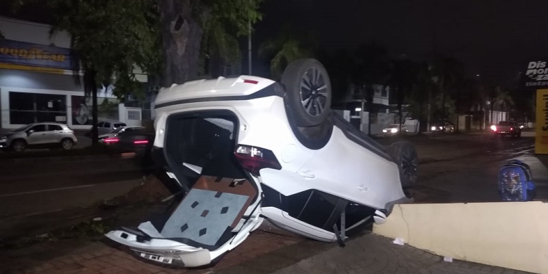 Carro capota na Avenida Ceará após ser “fechado” por outro veículo