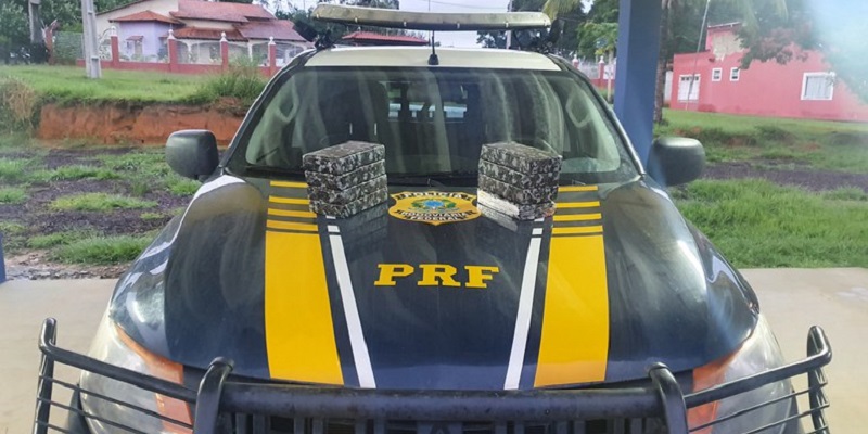 Dois peruanos são presos com 8,5 kg de cocaína na BR-317, no Acre