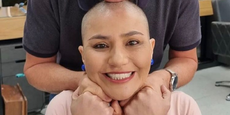 Em decorrência do câncer de mama, Jéssica Sales raspa cabeça