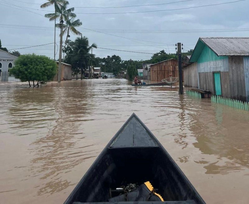 Rio transborda e Jordão tem 60% da cidade embaixo d’água