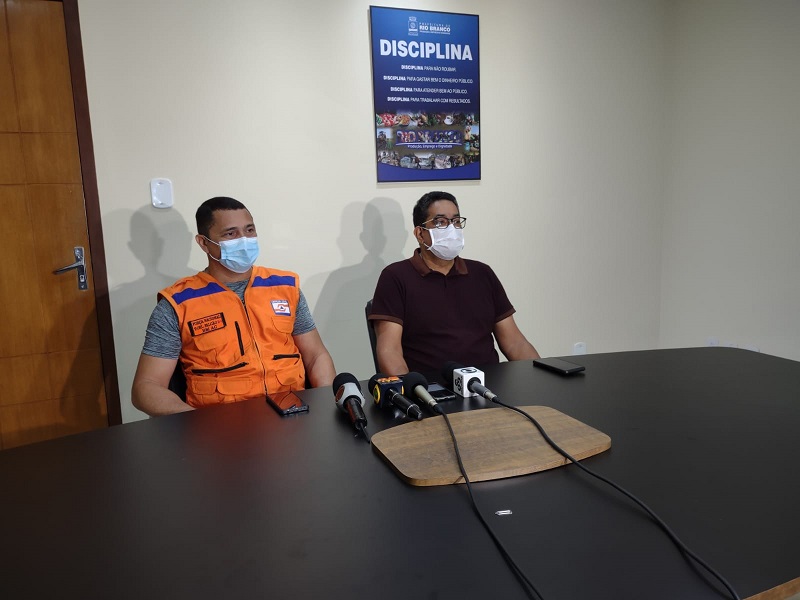 Defesa Civil se manifesta sobre família removida de área de risco