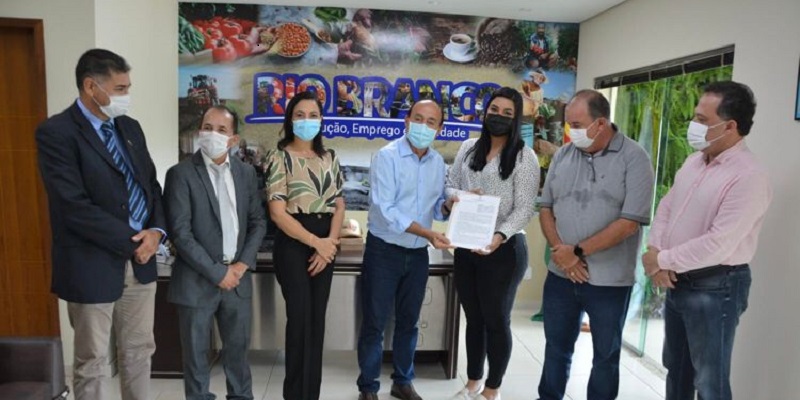 Bocalom assina contrato com empresa que vai operar 31 linhas