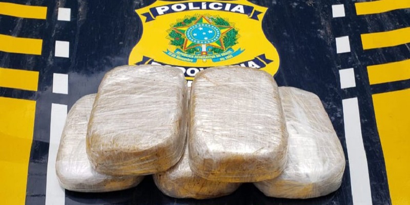 Homem é preso com mais de 4kg de drogas escondidas em mochila