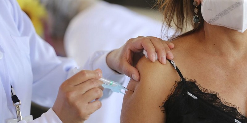 Rio Branco aplica 4ª dose da vacina contra a covid-19 em imunossuprimidos neste sábado