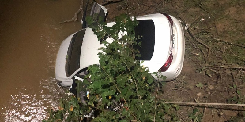 Motorista se distrai, perde controle e cai no igarapé São Francisco