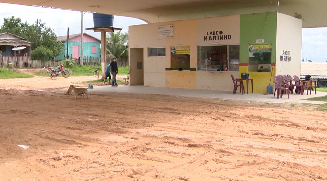 Após alagações, lama toma conta da rodoviária de Tarauacá
