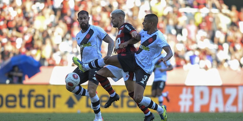 Vasco e Flamengo se enfrentam em busca de vaga na final do Carioca