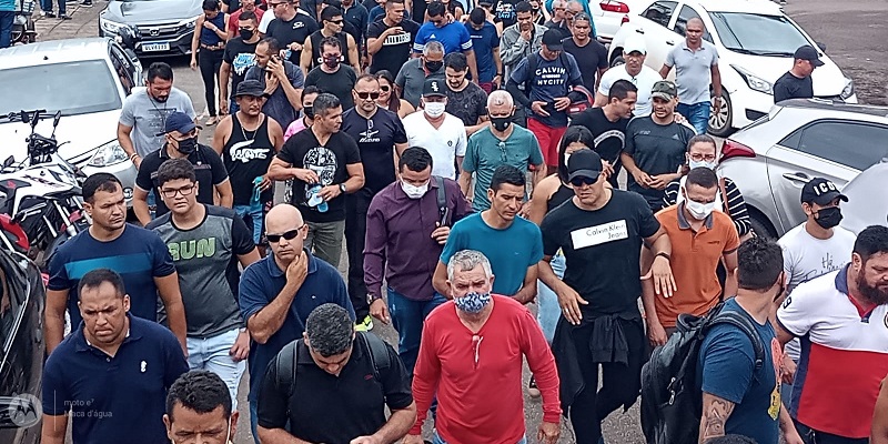 Servidores públicos estaduais realizam manifestação no Centro de Rio Branco