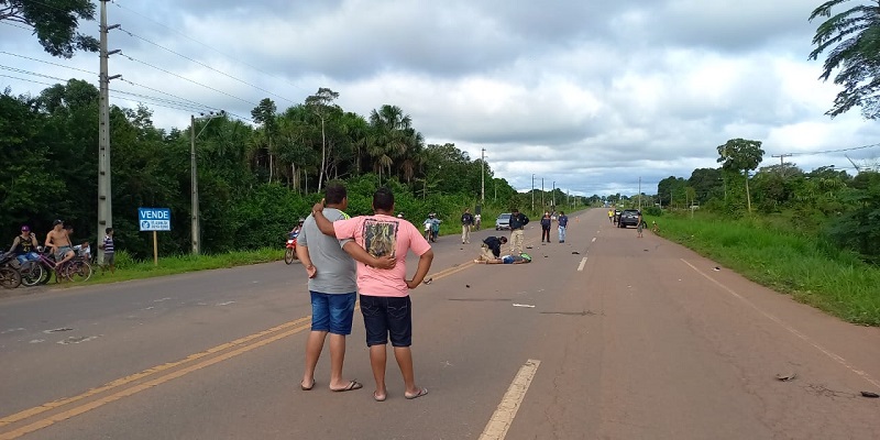 Colisão frontal entre motocicleta e caminhonete deixa duas pessoas mortas na BR-364