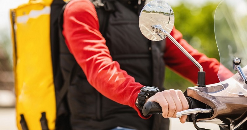 Motoboy afirma ter sido agredido após recusar subir em apartamento do cliente em Rio Branco