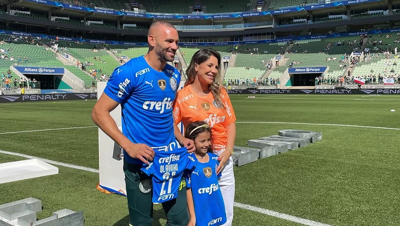 Em chá revelação no Allianz Parque, Weverton descobre sexo do filho