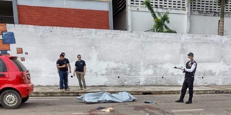 Policial penal suspeito de matar ex-marido da namorada se apresenta