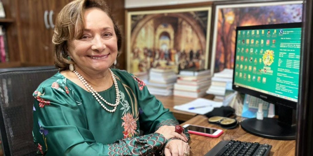 DESEMBARGADORA EVA EVANGELISTA RECEBE DIPLOMA BERTHA LUTZ POR ATUAÇÃO CONTRA VIOLÊNCIA DE GÊNERO PELO SENADO FEDERAL