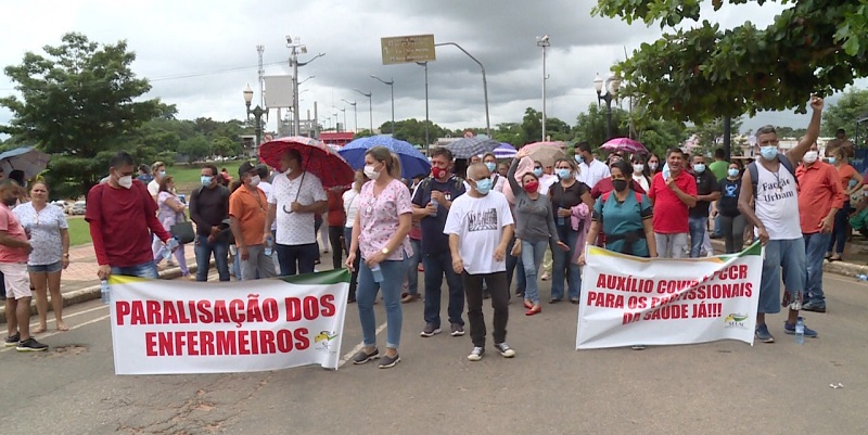Servidores da saúde fecham ponte metálica em Rio Branco durante protesto