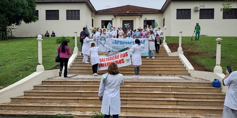 Após deflagrar greve, servidores da saúde realizam manifestação nesta terça-feira
