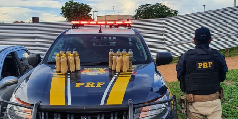 No Acre, PRF apreende 10kg de drogas escondidas em garrafas plásticas