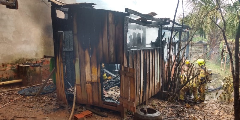 Casa pega fogo acidentalmente no bairro Alto alegre em Rio Branco