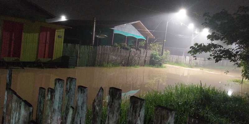 No interior, rio Tarauacá ultrapassa cota de transbordamento