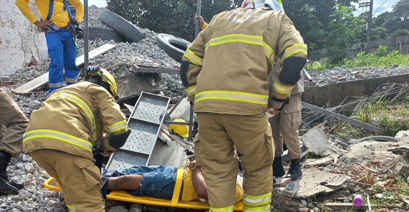 Dois trabalhadores da Emurb caem de andaime de 8 metros