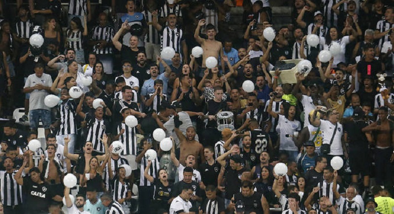 Organizada do Botafogo protesta contra arbitragem da semifinal