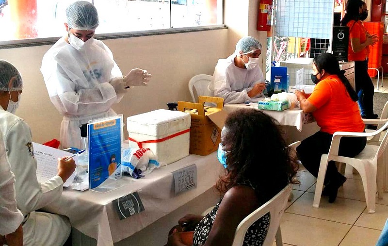 Pague Pouco e Sesc realizam vacinação contra covid-19 e gripe neste sábado em Rio Branco